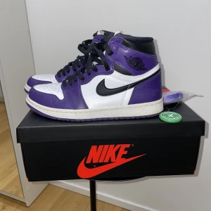 Jordan 1 retro High court purple white  - Jordan 1 retro High court purple white i storlek 40. Köpta stockX och använde dem i 1 år men de är i bra skick. Nypris med frakt blev 3000kr. 💜pris kan diskuteras 