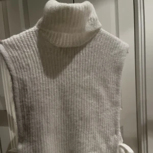 Väst - Säljer denna väst från Lindex! Prislapp kvar. Nypris 299kr , one size.