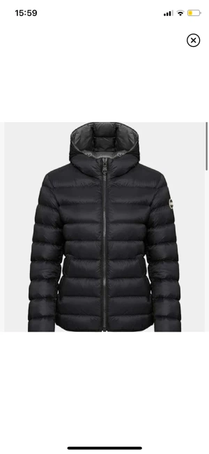 Colmar jacka  - Säljer min colmar jacka då den bara hänger i garderoben, jackan är i fint skick utan slitage eller liknade. Storlek Italiensk 40 vilket motsvarar XS. Dam modell. Det är bara att hojta till om du vill ha egna bilder :)  Pris kan diskuteras!