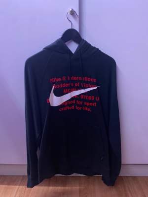 Nike hoodie storlek M. Bra kvalite och inga tecken på att vara sliten