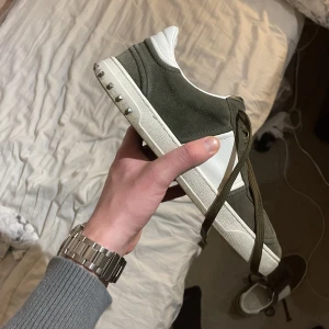 Valentino Skor - Valentino sprik skor/sneakers (olivgrön) välanvända men bra skick. Kvitto, dustbag, låda osv finns. Ny pris:6300kr Dm för mer info och bilder