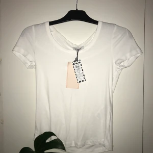 Pieces ribbed topp  - Säljer denna u-ringade topp från Pieces som aldrig är använd. Köptes för 199kr och säljs för 79kr. Kontakta mig om det behövs flera bilder på plagget eller vid övriga frågor.♥️