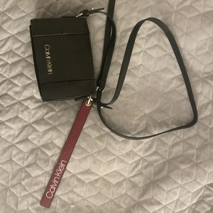 Väska - Säljer Calvin Klein väska då den ej kommer till användning. Det är en supersöt chic väska med bra utrymme. Det är väldigt ovanlig väska som man inte kan hitta så lätt, självklart äkta + dustbag. Mer bilder/frågor bara att höra av sig❤️ köpt för ca 800kr