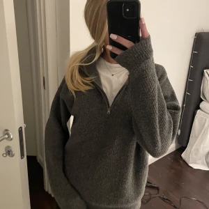 Stickad tröja!! - Superfin stickad tröja ifrån uniqlo!! Startar budgivning om fler är intresserade 
