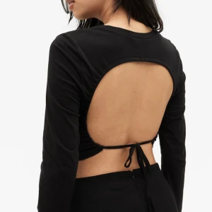 Svart tröja med Öppen rygg  - Svart långärmad tröja med öppen rygg. Skriv för egna bilder 