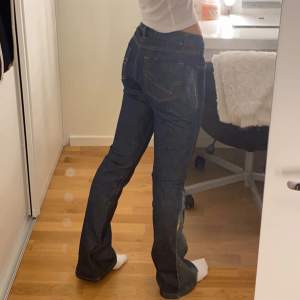 lågmidjade bootcut jeans från ONLY. jag har sytt om de från straight till bootcut (se bild 3). superfint skick då de knappt är använda. lagom långa på mig som är 172. står att det är storlek W38L34 men waisten är mindre än 38. skriv vid fler frågor💕