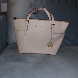  Väska Michael Kors Oanvänd - Ny, oanvänd Michael kors väska "Tote" Ljusrosa