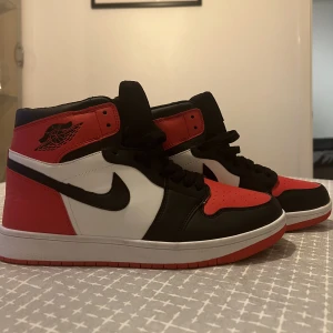 JORDANS 1  - Jordans 1 high röda. De är tyvärr kopior ( inte äkta) säljer de för 500kr. De är i storlek 40