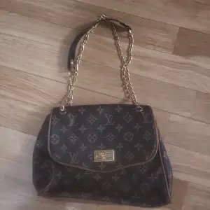 Louis Vuitton väska helt oanvänd funkar bra inget är trasigt och den är ute för 1500 kr 