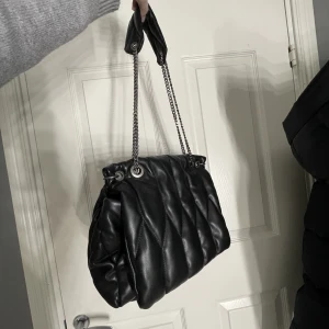 Väska - Så snygg väska från zara som är köpt på plick men aldrig använd🙏🏼inga defekter alls, bra med utrymme i väskan oxå! Perfekt till skolan😍