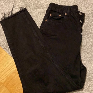 svarta jeans från hm - ett par svarta oanvända jeans ifrån hm
