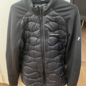 Peak performance jacka  - Säljer nu min peak performance jacka storlek L, då den har blivit för stor. 