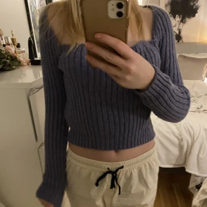 stickad tröja från na-kd  - lila stickad tröja från na-kd med en unik skurning. storlek XS men stor i storleken och speciellt bred i axlarna. jag är storlek S och tror att den ska sitta tight. använd max 2 gånger. ❤️‍🔥