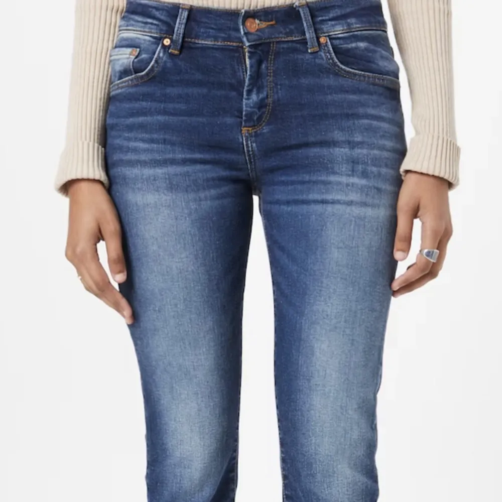 Säljer ett par lågmidjade Ltb jeans i modellen Fallon som är slutsålda nästan överallt. Använda en gång men insåg att de var för små i midjan, så är i nyskick. Köpta för 829kr nypris.Skriv privat för fler bilder. Köparen står för frakten.❤️. Jeans & Byxor.