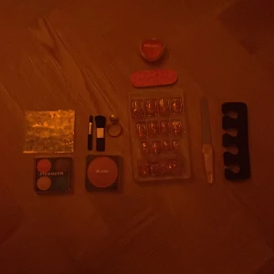 Kit - Nagelstikers, ögonskugga blush, 2 små borstar, en ring, lipglos nagel fil, en konstig nagelfil, som man sprutar ut fingrarna när man ska göra nagellack,naglar. Alt är o använt.