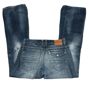 Baggy jeans - Ett par baggy, straight jeans med slitningar, mycket detaljer och en low waist midja.   (Dem sitter mycket mer baggy än vad bilderna visar) Skriv privat för mer bilder