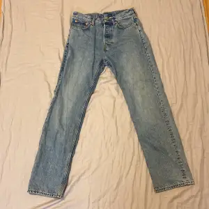 Säljer mina ljusblå space relaxed jeans från WEEKDAY. De är i bra skick, knappt använda. Köpta för 600 kr och jag säljer för 250 kr. Storlek 29/32