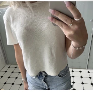 Stickad t-shirt - Stickad T-shirt från zara. Storlek S. Jättebra skick❤️‍🔥