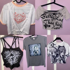 Söta t shirts - Alla är rena och utan smuts. Kontakta mig för detaljer!  Kuromi rosa: storlek M 70kr   Crop top shein: köpt Svart linne shein : köpt  T shirt shein : 70kr  Crop top shein anime : 50kr  snälla köp jag orkar it ha dom kvar. Pris går att diskutera