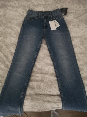 Blå jeans - Oanvända Jeans från NLY, precis köpta med prislappen kvar. Säljer för att dom var för tighta för min smak. För långa för mig som är 163cm. 