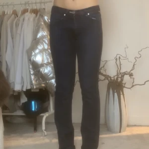 Lågmidjade Acne byxor - !! Använd inte köp nu !! Skitsnygga lågmidjade byxor från Acne🫶🏻 Bara använda 3-4 gånger då de är försmå för mig. Jag är 166 och de är perfekta i längden för mig Köparen står för frakten