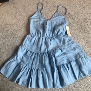 Baby blue dress - Helt ny klänning fortfarande med prislappen kvar. Jag provade den och trodde jag gillade den. Men sen visade det sig att jag inte gjorde det då jag inte gillade hur den satt på mig. Den är super fin och jag kan fixa fler bilder, köparen står för frakten