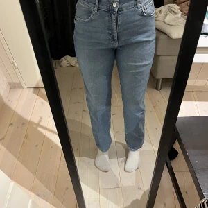 Mom jeans - VÄRLDENS skönaste jeans från GinaTricot i strl 44.