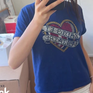 Zadig tröja - Storlek 14 år/S/Xs Använd typ 3 gånger Ny pris- 600kr Sista bilderna är lånade 