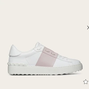 Valentino sneakers - Så fina rosa valentino sneakers som tyvärr inte kommer till användning❤️använd fåtal gånger så i mycket bra skick. Stl 38,5. Köpta för 6.165kr❤️