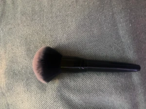 En smink borste. - Den är fluffig och den är ej använd men den är ändå tvättad.