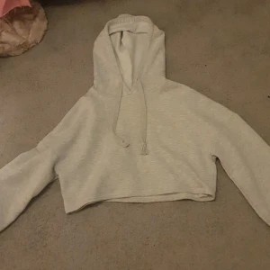 Croppad hoddie - Den är i bra skick men är använd många gånger Säljer pågrund av att den är förliten. Frakten är inräknad i priset!!