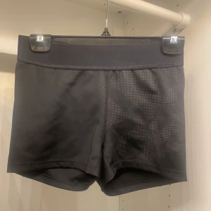 Svarta adidas shorts - Säljer dessa svarta träningshorts ifrån adidas, supersköna! Passar S och M 👯