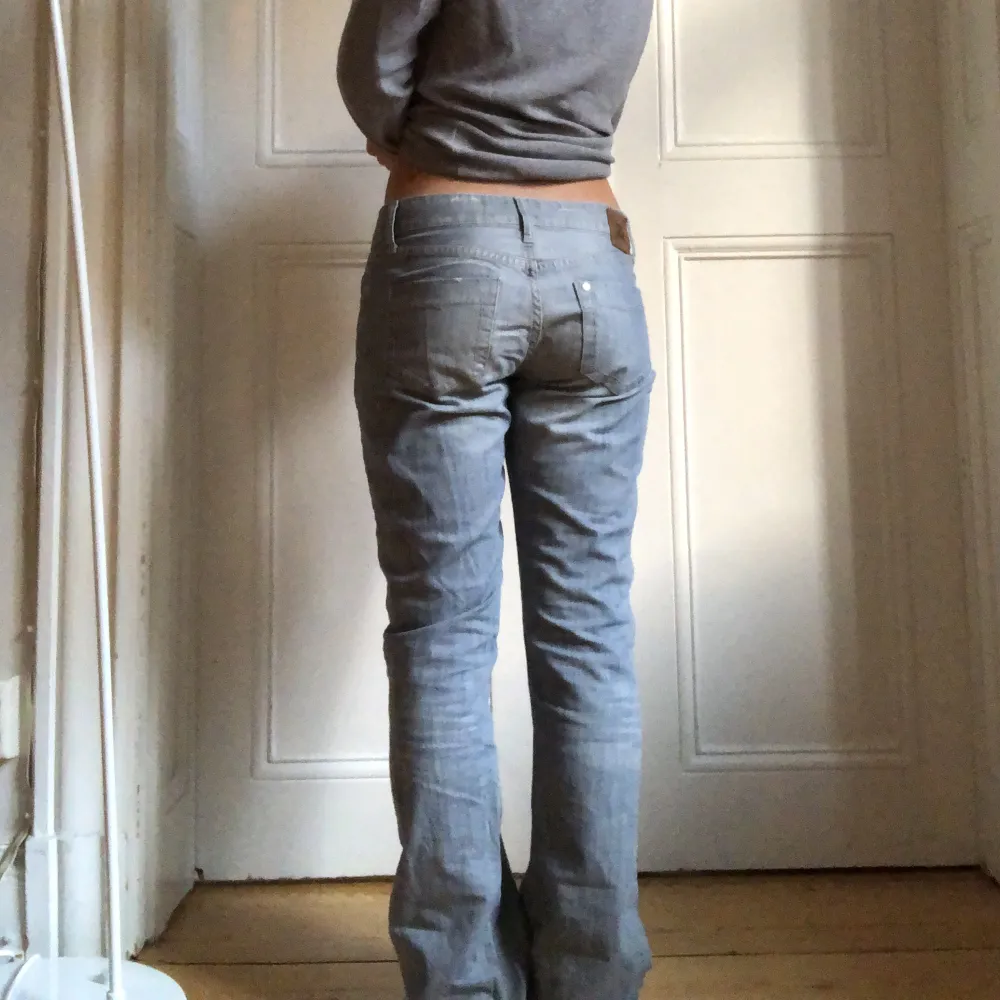 Jättefina lågmidjade jeans i en gråblå färg✨bra skick! Midjemått: 81cm Innerbenslängd: 83cm Frakt 63kr . Jeans & Byxor.