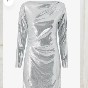 Tre paljettklänningar  - Säljer tre helt nya paljett klänningar med prislappar på . Den första klänningen är i storlek 46 och säljer den för 500 kr. Klänning 2 är i storlek 44 och säljer den för 350. Och klänning 3 är i storlek 44 och säljer den för 350. Köparen står för frakten.