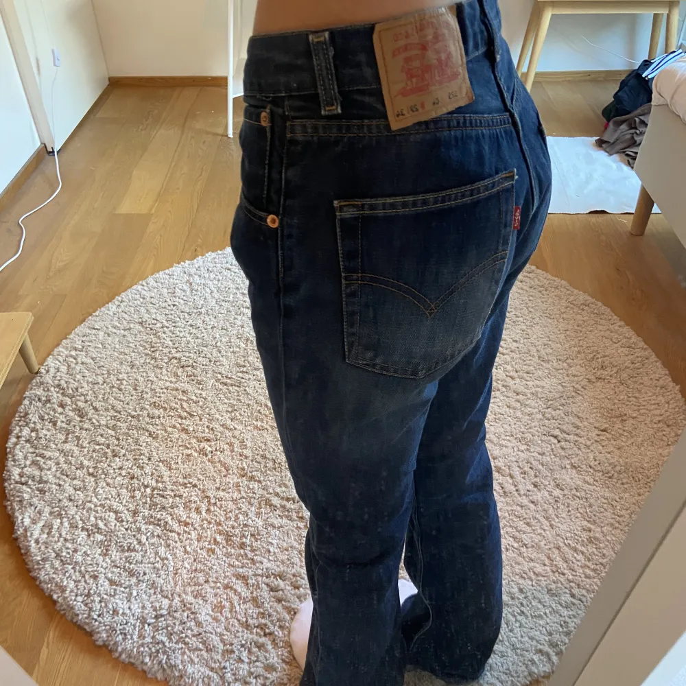 Jag säljer mina Levis bootcut jeans som inte har kommit till användning. Jag är ca 165 cm och dom är lite för långa men går ändå att använda. Modellen är 525. Köparen står för frakt!. Jeans & Byxor.