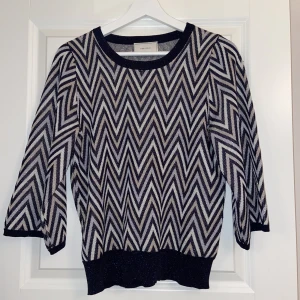 Fest topp - Såååå himla snygg fest topp med 3/4 armar från neo noir❤️ säljer då jag har 2 st. Den är i storlek 40 men tycker den sitter som en 38. 