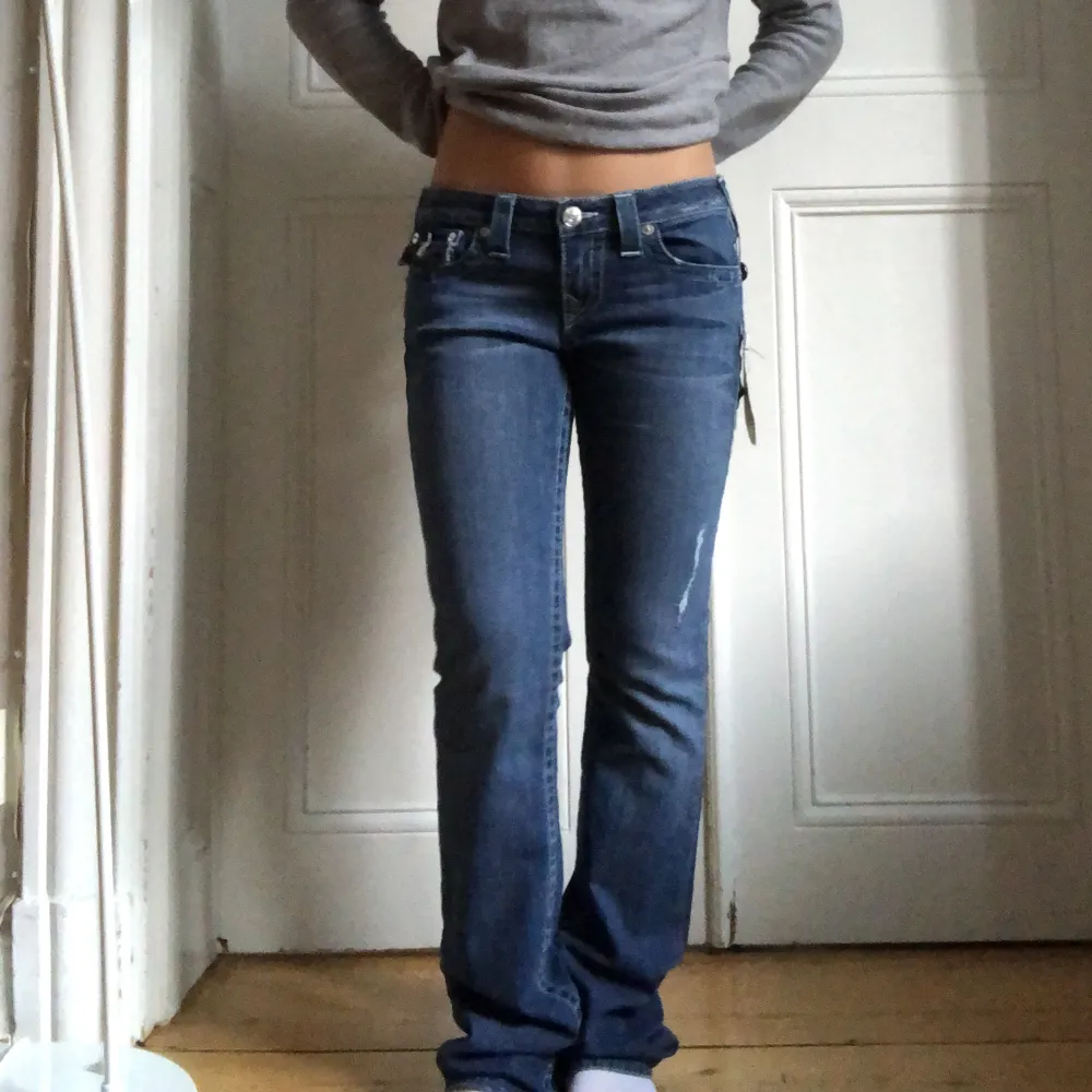 Sjukt snygga jeans från True Religion i nyskick (prislapp kvar)!!❣️ Midjemått: 82cm (w29) Innerbenslängd: 86cm Frakt 63kr  Skriv för fler bilder:). Jeans & Byxor.