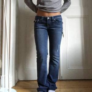 Sjukt snygga jeans från True Religion i nyskick (prislapp kvar)!!❣️ Midjemått: 82cm (w29) Innerbenslängd: 86cm Frakt 63kr  Skriv för fler bilder:)