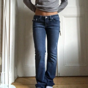 True religion jeans  - Sjukt snygga jeans från True Religion i nyskick (prislapp kvar)!!❣️ Midjemått: 82cm (w29) Innerbenslängd: 86cm Frakt 63kr  Skriv för fler bilder:)