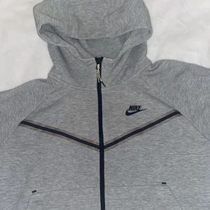 Nike tech fleece - Säljer en nike tech fleece i (dam) modelen i storlek M. Den hat används några gånger men är så gott som ny priset kan ochså diskuterars!💕