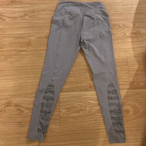 Träningstights från Victorias Secret  - Träningstights med snörning baktill från Victorias Secret i strl S. 