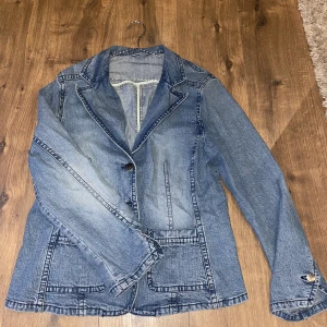Jeansjacka - Vet inget exakt storlek men skulle säga att den passar S-M lite beroende på hur man vill att den ska sitta!  Superfin och i bra skick, skriv till mig för frågor 😊