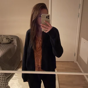 Stickad kofta - Säljer den här supermysiga stockade koftan i marin blå! Så skön