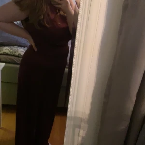 Balklänning  - En jättefin vinröd balklänning, lapparna sitter kvar. Denna är endast testad. Nypris: 1 099kr, säljer för 550kr. Den är uppsydd för att passa mig med klackskor (jag är 160 cm). Endast testad då jag hade en annan på balen. Köparen står för frakten.