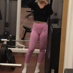 Vital seamless gymshark  - Säljer nu mina älskade vital seamless i strl S! Endast använda 2-3 gånger då jag har shorts i samma färg så känner inte att jag behöver båda! INGA DEFEKTER💕 köpta för 550 kr! Har dessa i flera olika färger & jag ÄLSKAR passformen! Sjukt bra tights 