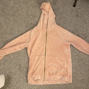 Rosa luvtröja  - Säljer denna gosiga luvtröja från Lindex för 50kr i storlek 122/128 för barn. Köpt förlängesedan för ca 200kr använt ganska mycket men ändå i bra skick förutom att färgen har blivit lite mer åt det beigea hållet annars jättefin❤️