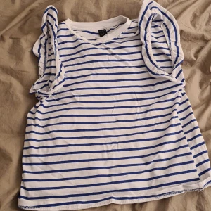 Blå randig tröja med volanger från SHEIN - Säljer då denna tröja från SHEIN för att den är förstor användit den 1-2 gånger 