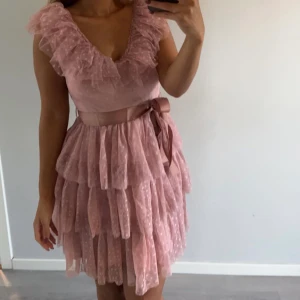 Klänning  - Säljer klänning  Storlek S  Använd ett par timmar  Klänningen kan hämtas upp i Botkyrka. 