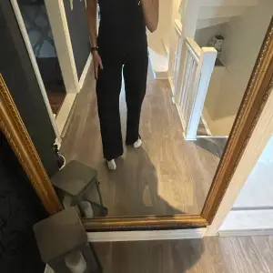 Ett par svart jeans i bra skick med slits 