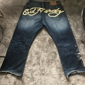Ed hardy jeans - Riktigt feta edhardy jeans köpta här på plick. Riktigt najs fit baggy som fan. Funkar t alla me bälte! Ba o skriva om man har någon fråga angående passform. Kan även tänka mig o byta